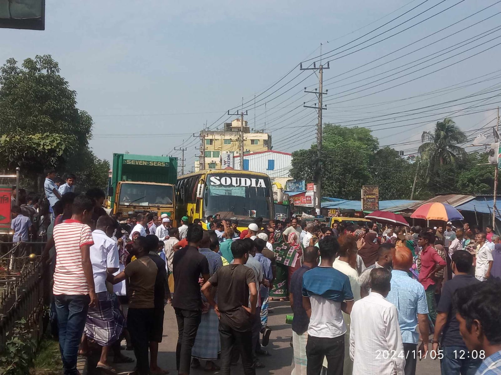 সীতাকুণ্ডে   বিএমএ কর্তৃক রাম্তা দখল করে মার্কেট নির্মাণকে কেন্দ্র করে স্হানীয়দের বাকবিতন্ডা  ও  মহাসড়ক অবরোধ । দুর্ভোগে পড়ে হাজার হাজার যাত্রী ।